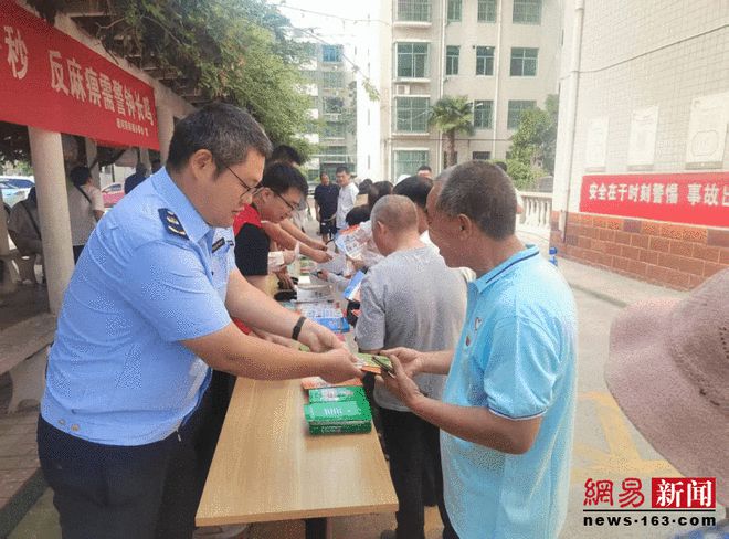 漯河市开展安全宣传进社区活动 筑牢平安防线(图1)