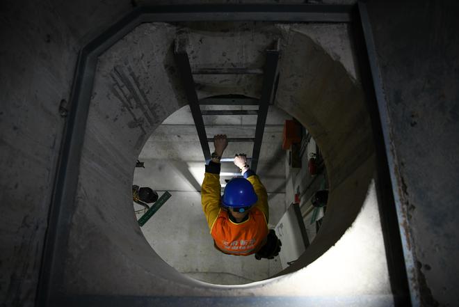 新春走基层·记者体验360行走近城市地下工种管廊运维员：日行2万步为城市生命线“号脉”(图3)