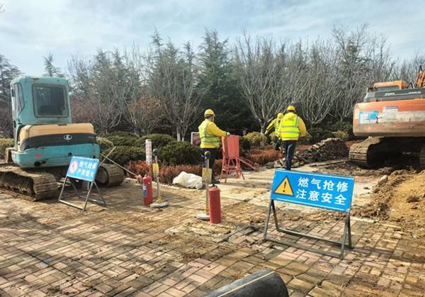 烟台高新区综合行政执法局迅速行动 成功抢修受损燃气管道(图3)